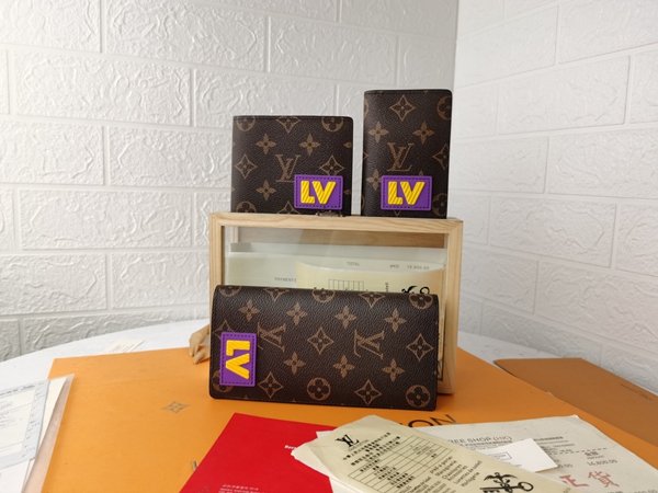LVコピーウォレット着用イメージ